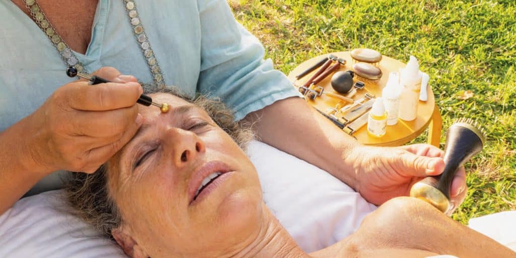 Anna Roca aplicando Beauty Reflex, tratamiento de reflexología facial estética para el bienestar y la belleza natural